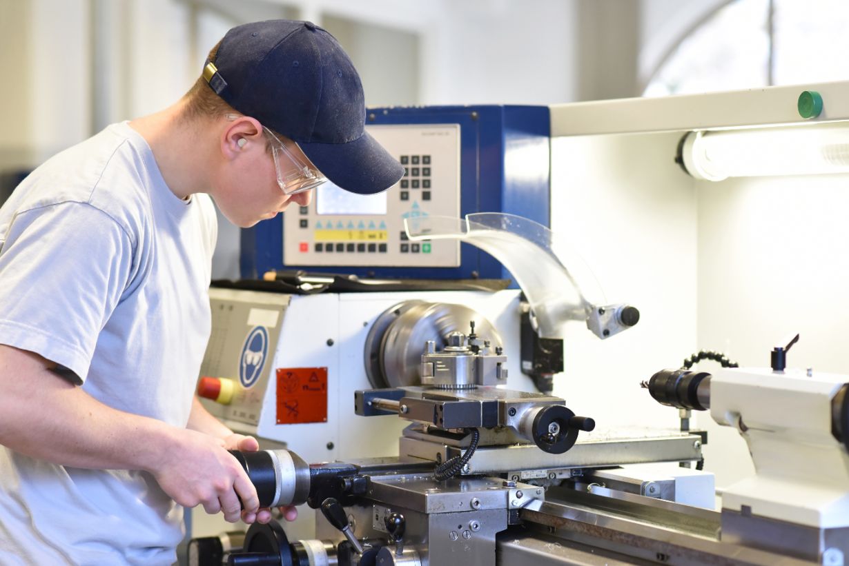 Jeune en formation en alternance dans une entreprise en Belgique