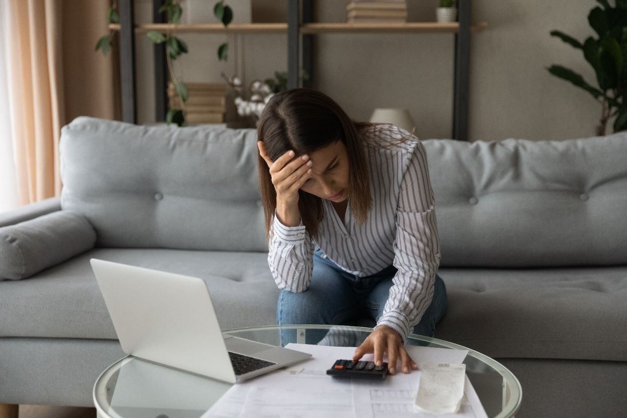 Indépendante en difficulté face à une facture impayée