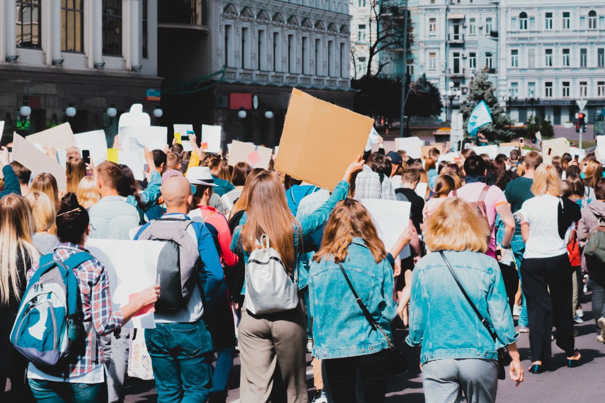 Foule lors d’une manifestation en ville, grève intersectorielle nationale