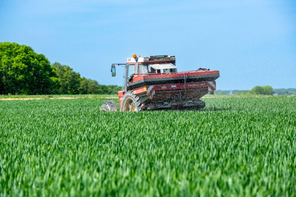 Tracteur dans un champ de blé en Wallonie, en train de récolter
