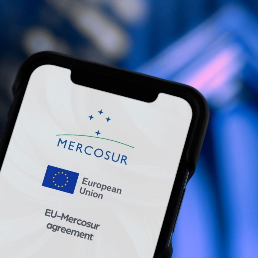 Dossier de l'accord entre l'Union européenne et le Mercosur, affiché sur un smartphone