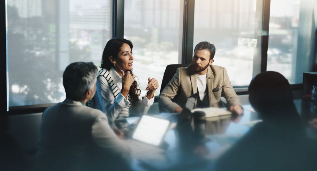 Négociations sociales en entreprise entre représentants des employeurs et des salariés