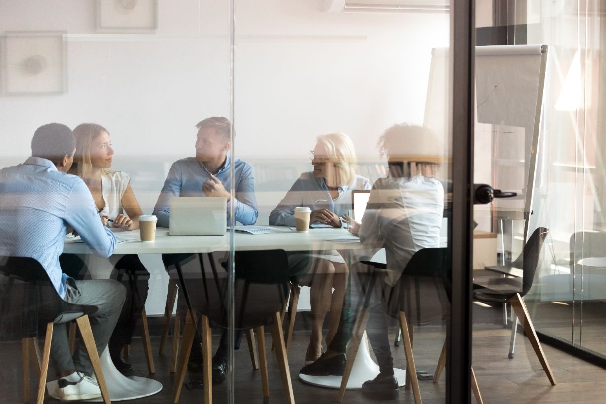 Les négociations sectorielles 2025 s’annoncent tendues : les syndicats déposent des cahiers de revendications particulièrement fournis, dépassant parfois le cadre légal. UCM rappelle l’importance d’un dialogue social équilibré pour préserver la compétitivité et la stabilité des PME.