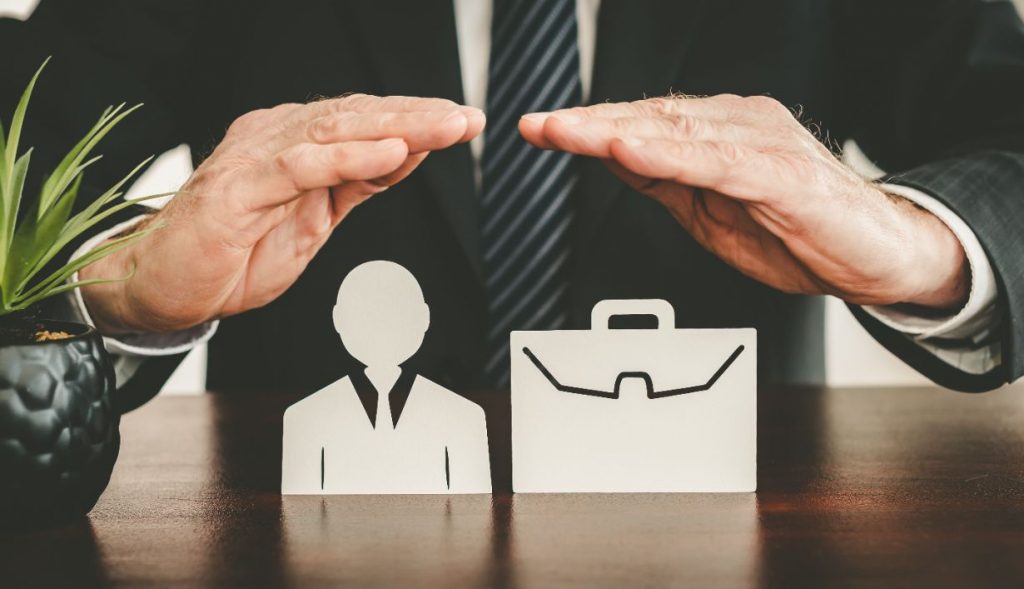 Travailleur expérimenté dans un entrepôt – exemple de fin de carrière aménagée en PME grâce aux nouveaux accords CNT