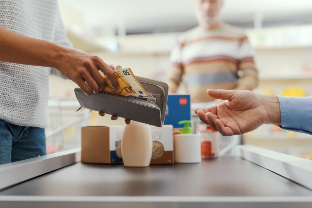 Client payant en espèces chez un commerçant local en Belgique – importance du cash pour le commerce de proximité